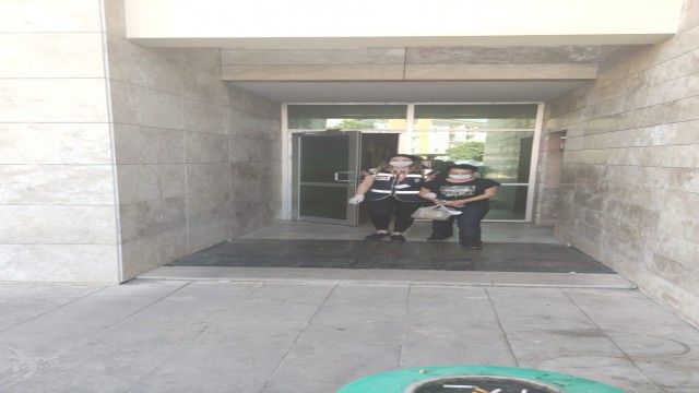 Kendisini uzlaşmacı avukat olarak tanıtan kadın dolandırıcı yakalandı