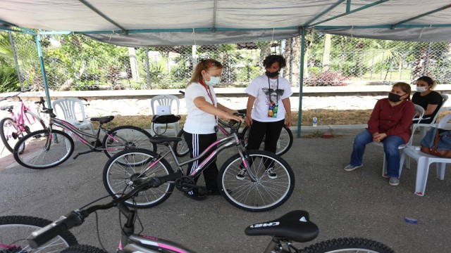 Kepezli kadınlar bisiklet sürmeyi öğreniyor