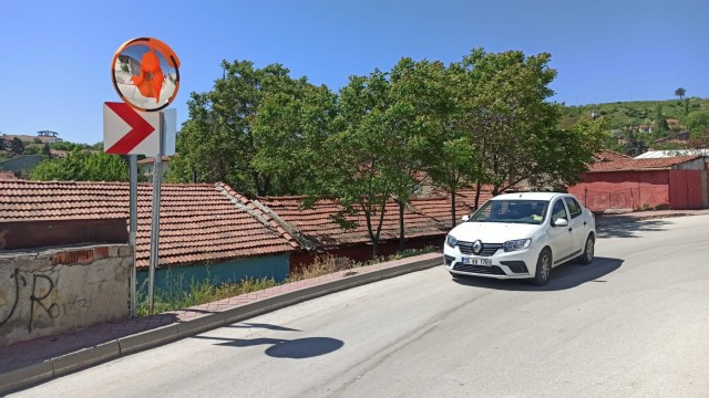 Kırılan trafik güvenlik aynası kazaya davetiye çıkarıyor