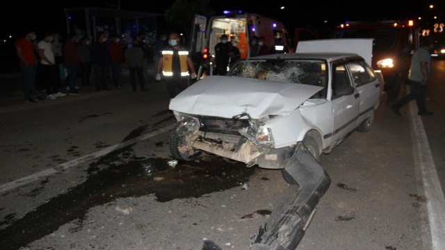 Kırmızı ışıkta bekleyen cipe otomobil çarptı: 2 yaralı