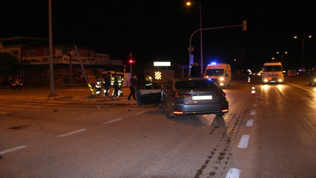 Kırmızı ışıkta geçti, kaza yaptıktan sonra kayıplara karıştı