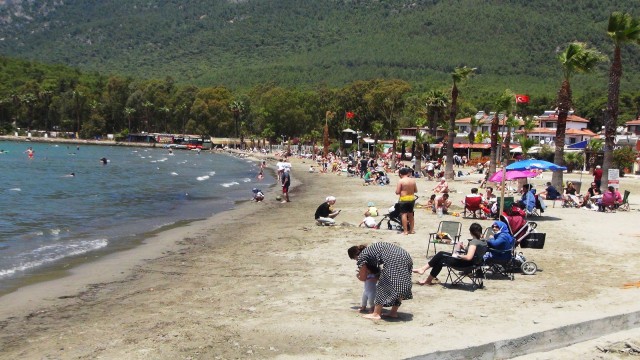 Kısıtlama bitti, sahiller doldu