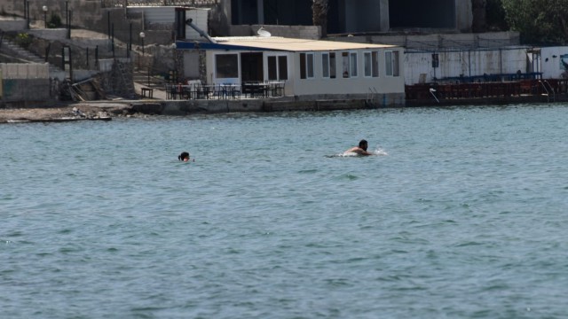 Kısıtlama dinlemediler, tenha yerlerde denizin keyfini yaşadılar