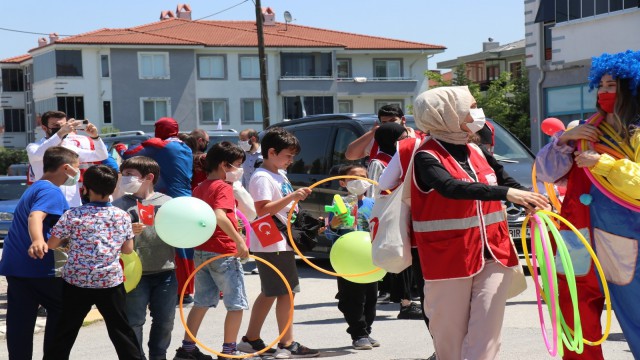 Kısıtlamada boş kalan sokakları bayram şenliği alanına çevirdiler