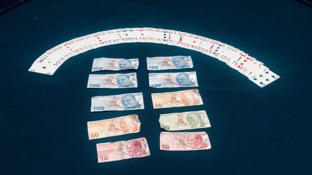 Kısıtlamada kumar partisi yapan 11 kişiye ceza kesildi