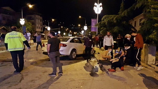 Kısıtlamada zincirleme kaza: 1i çocuk, 5 yaralı