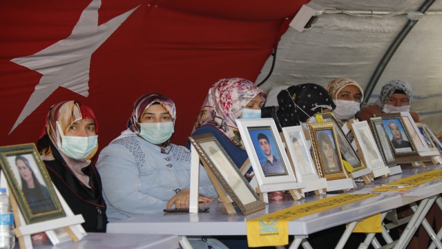 Kısıtlamalar kalktı, evlat nöbetindeki aileler HDP önündeki çadıra koştu
