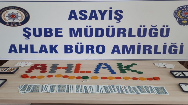 Kısıtlamanın durduramadığı kumarbazları, asayiş ekipleri durdurdu