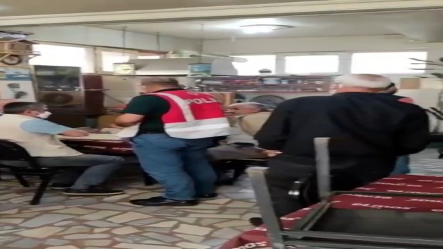 Kısıtlamaya uymadılar, polise yakalanınca okey oynamaya devam ettiler