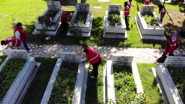 Kızılay gönüllülerinden Amasya şehitliğinde bayram temizliği