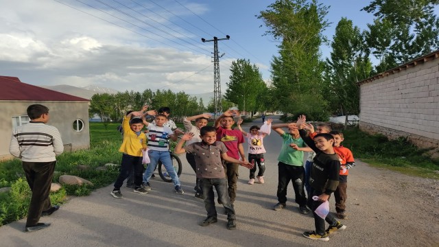 Kızılay köyde yaşayan çocukları unutmadı
