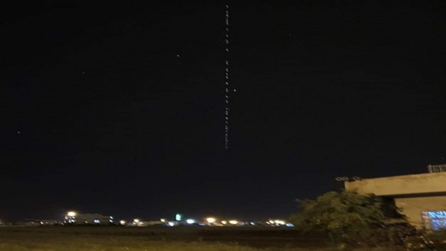 Kızıltepede gökyüzündeki sıralı ışıklar görenleri şaşırttı