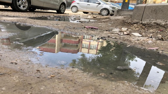 Kızıltepede yola akan atık su kötü kokuya sebep oluyor