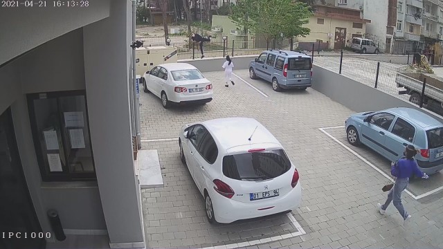 Kızlar cep telefonunu çalan kapkaççıyı böyle kovaladı