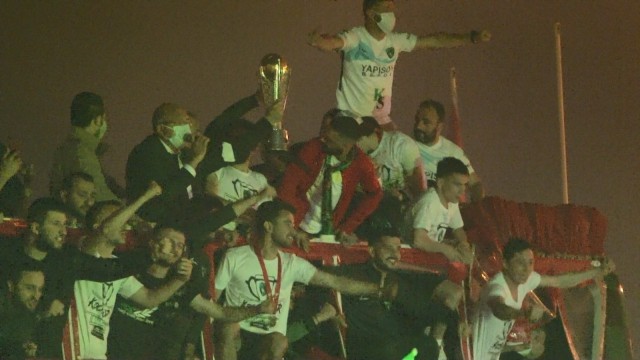 Kocaelispor şampiyonluk kupası ile şehir turu attı