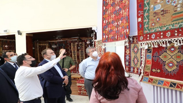 Kök boyalı Bayat kilimlerine hayran kaldılar