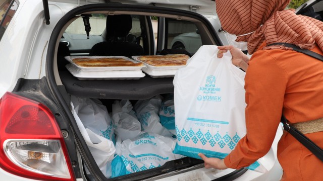 KOMEK kursiyerleri yetimlerin yüzünü güldürdü