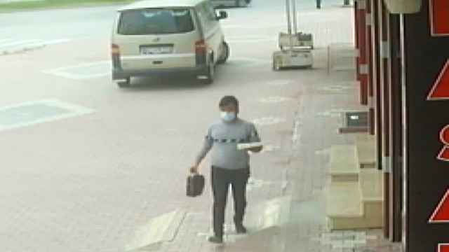 Komşu kasabın oğluyum dedi, vermediği paranın üstünü alıp çanta çaldı