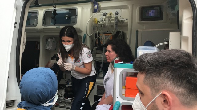 Komşular arasında satırlı bıçaklı kavga: 1i ağır 4 yaralı