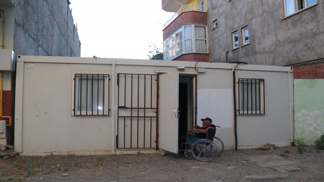 Konteynerde tek başına yaşayan engelli vatandaşın akülü sandalye talebi