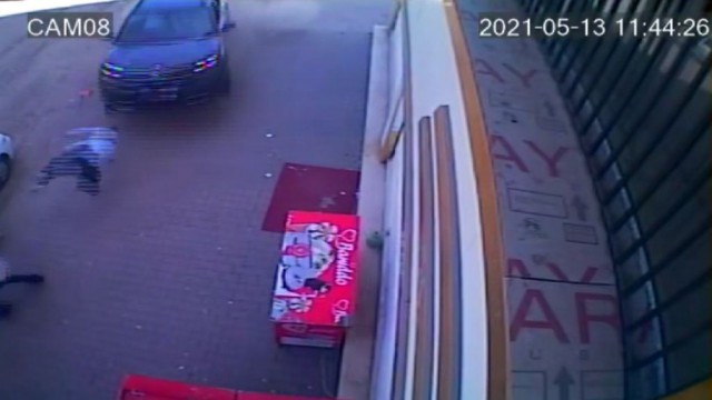 Kontrolden çıkan araç kaldırımda yürüyen yayaya çarptı