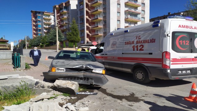 Kontrolden çıkan araç oyun oynayan çocuğa çarptı