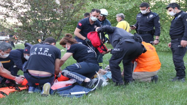 Kontrolden çıkan araç trafik levhasına saplandı: 1 yaralı