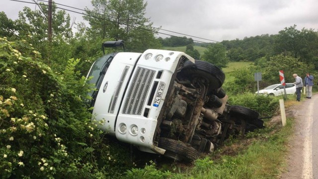 Kontrolden çıkan kamyon dereye devrildi