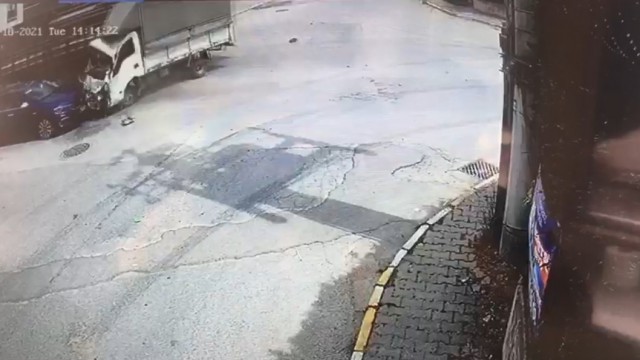 Kontrolden çıkan kamyonet önce tıra, sonra otomobile çarptı