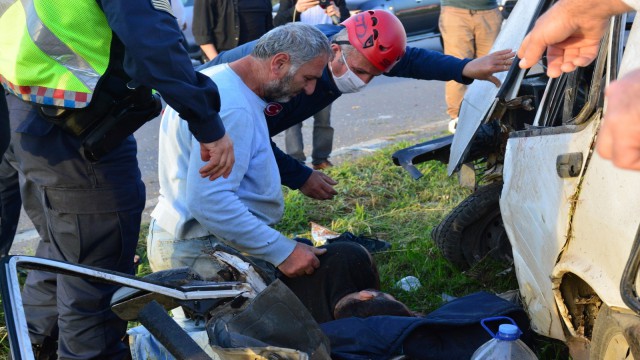 Kontrolden çıkan otomobil refüjdeki direğe çarparak durabildi