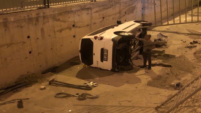 Kontrolden çıkan ticari araç kanala uçtu: 1 yaralı