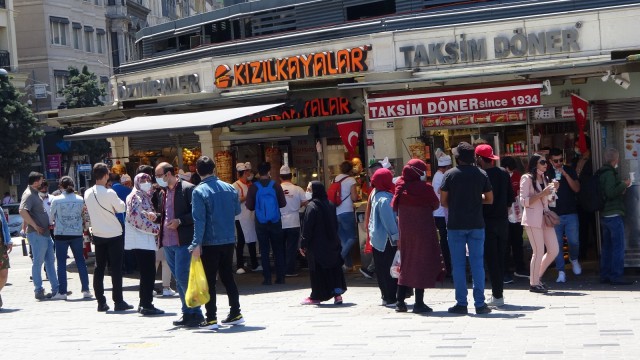 Kontrollü normalleşmenin ilk gününde Taksimde dikkat çeken yoğunluk