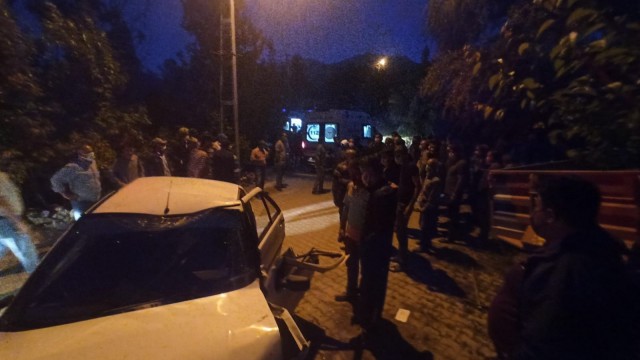 Konyada otomobil duvara çarptı: 3 yaralı