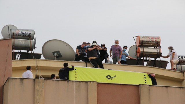 Korona virüsten hayatını kaybeden babasının acısına dayanamadı