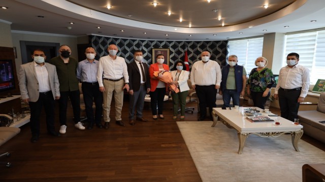 Korona virüsü atlatan Başkan Hürriyet göreve başladı