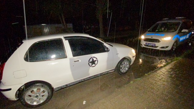 Kovalamacada yakalanan iki kişilik araçtan 6 kişi çıktı