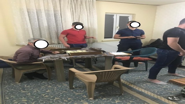 Köy odasına kumar baskınında 7 kişiye 9 bin 352 lira para cezası kesildi