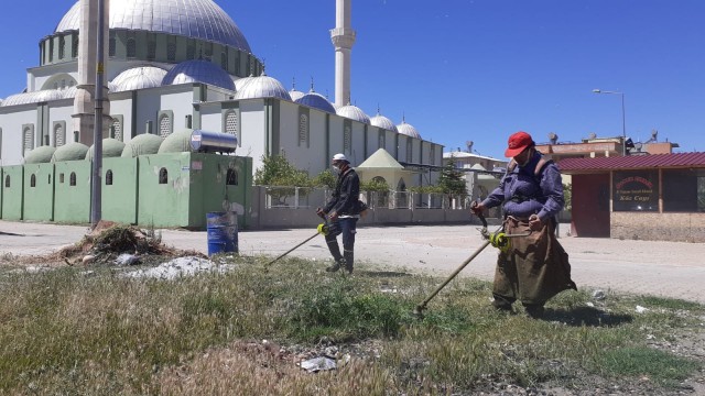 Kozanda bayram öncesi türbelerin bakımı yapıldı