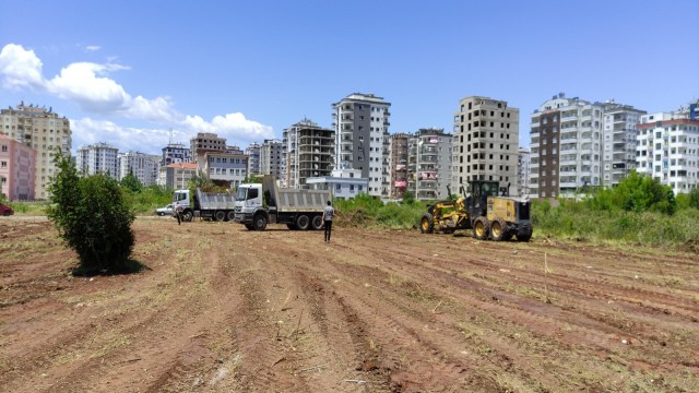 Kozanda boş alanlarda temizlik çalışması