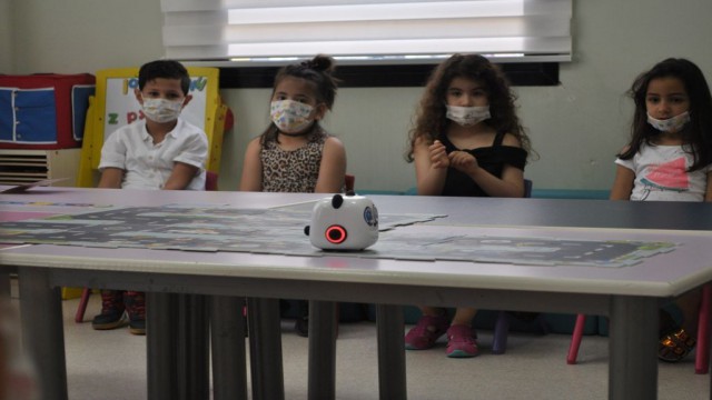 Kreşteki çocuklara robotik kodlama eğitimi