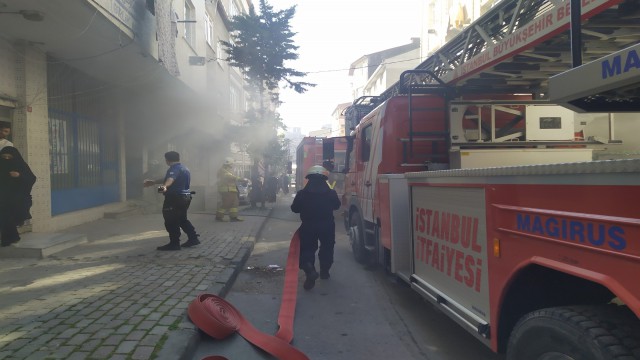 Küçükçekmecede bina sakinleri yangınla uyandı