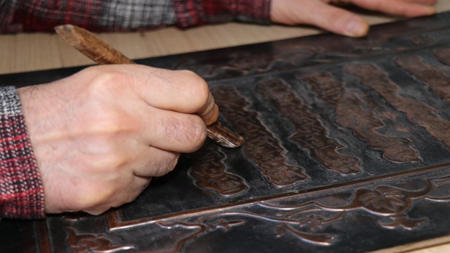 ‘Kültür Oskarı sahibi rölyef ustası, eserleriyle hayran bakıyor