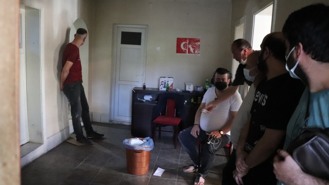 Kumar oynarken basılınca mutfak penceresinden kaçıp çatıya çıktılar