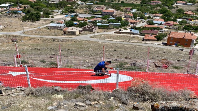 Kumluca Mahallesindeki Türk Bayrağı yenilendi