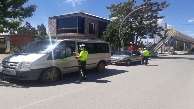 Kurallara uymayan 58 sürücüye 7 bin 800 lira para cezası kesildi