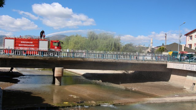 Kuruyan Oltu Çayındaki balıklara nefes olabilmek için 12 ton su boşalttılar