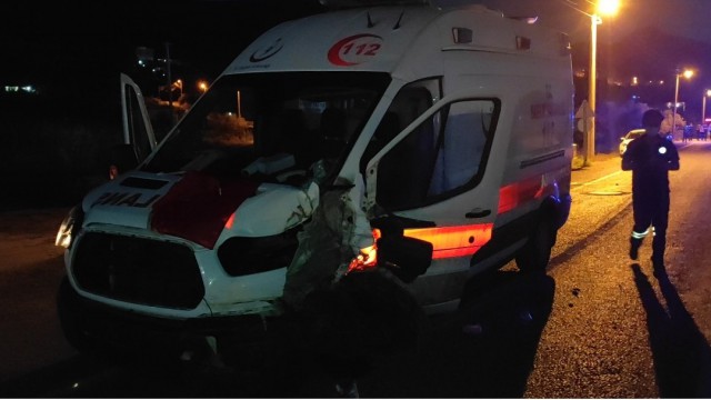 Kuşadasında ambulans kaza yaptı: 2 yaralı