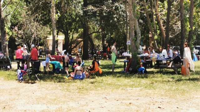 Kuşadasında plajlar doldu taştı