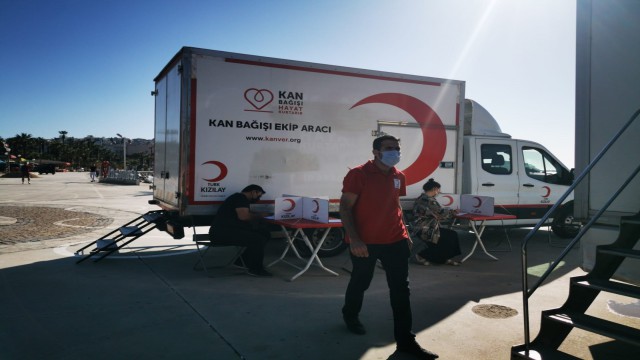 Kuşadasında vatandaşlar kan bağış aracına akın etti