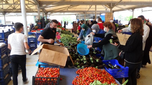 Kütahyada 10 ayrı noktada pazar kuruldu, tedbirler alınarak açıldı